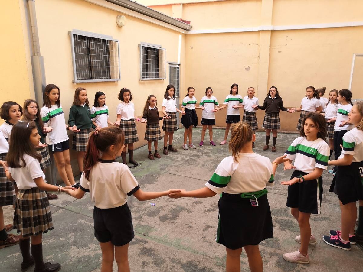 Los profesores han pintado rayuelas, tres en raya y circuitos de chapas en el pavimento del patio para que los niños jueguen en el recreo