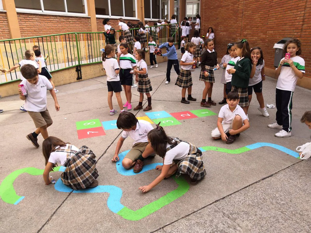 Los profesores han pintado rayuelas, tres en raya y circuitos de chapas en el pavimento del patio para que los niños jueguen en el recreo