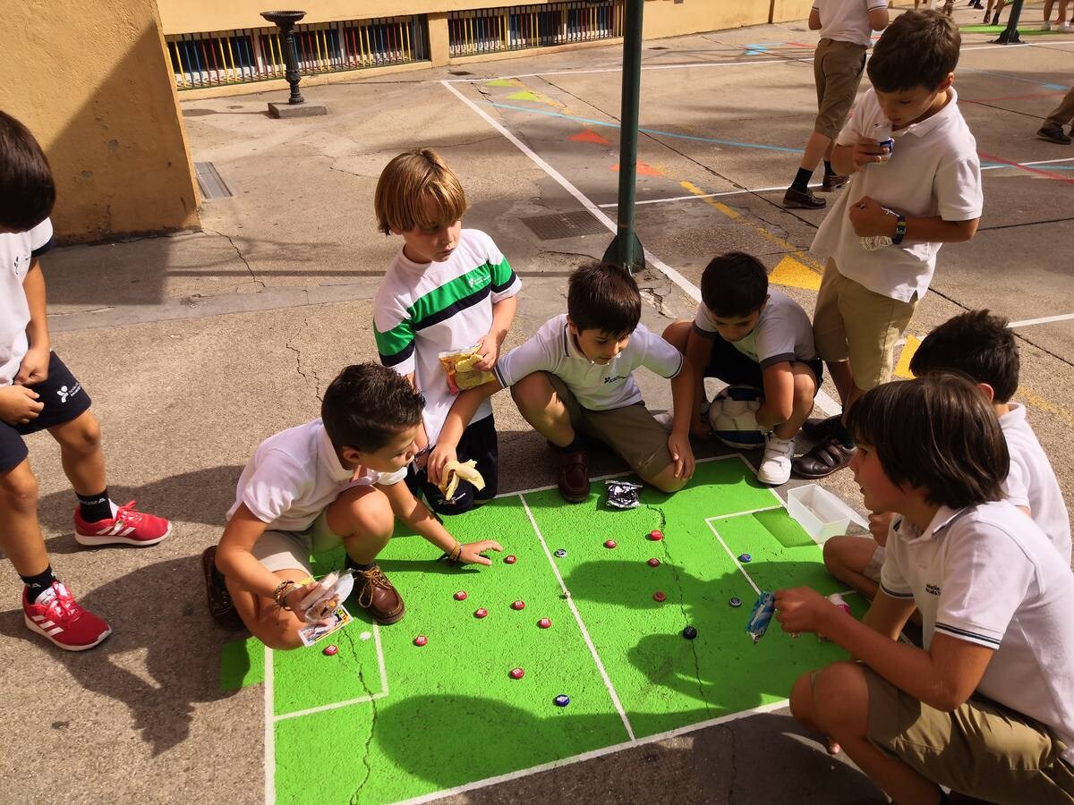 Los profesores han pintado rayuelas, tres en raya y circuitos de chapas en el pavimento del patio para que los niños jueguen en el recreo