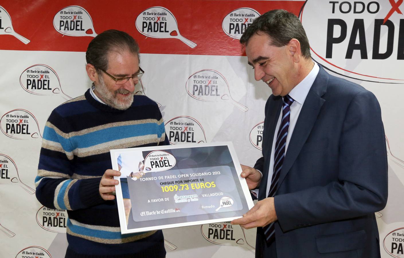 23.01.14 El director general de El Norte de Castilla, Ignacio Pérez, entrega al gerente de Aspaym un cheque con el importe de la recaudación obtenida en la cena que cerró el Open de Pádel Solidario 2013, que organiza el periódico.