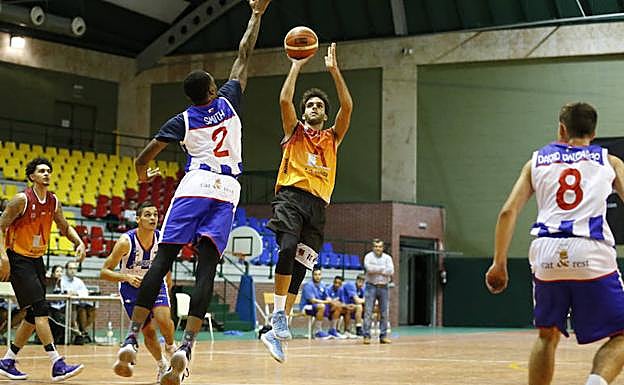 Biel Román lanza a canasta ante un rival berciano.