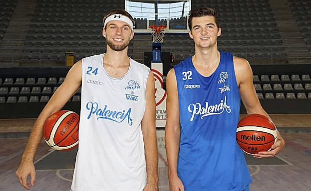 Calvin Hermanson y Steve Vasturia posan en el pabellón municipal de Deportes.