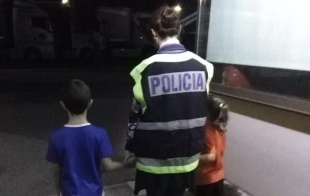 Una agente de la Policía Nacional con los menores.