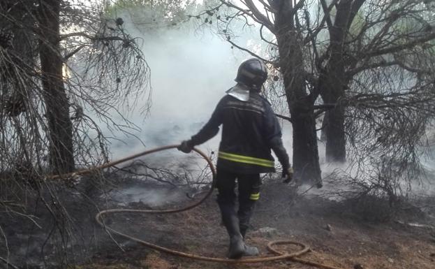 Un bombero trabaja en la extinción del incendio.