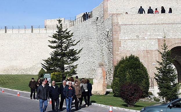 Grupos de turistas en el recorrido por las murallas de Cuéllar