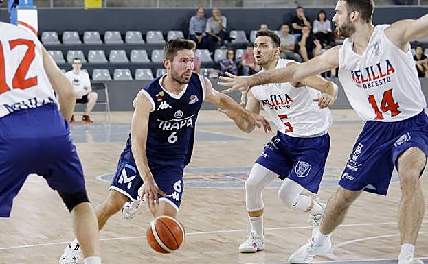 Jorge Sanz penetra ante la defensa de Balaban y Oliver. 