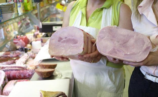 Jamón en una charcutería.