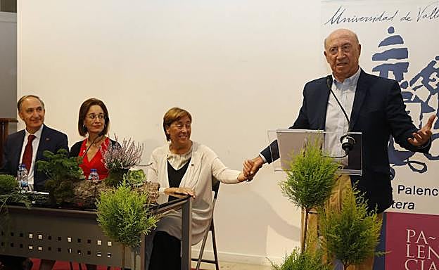 Peridis agarra de la mano durante su discurso a la decana de la Facultad de Educación, Carmen Alario.