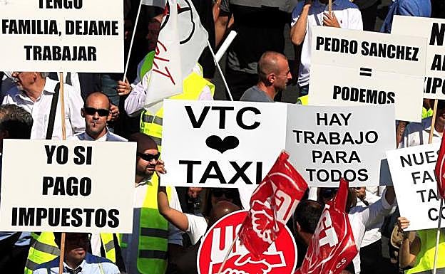 Algunos de los carteles exhibidos por los manifestantes este jueves.