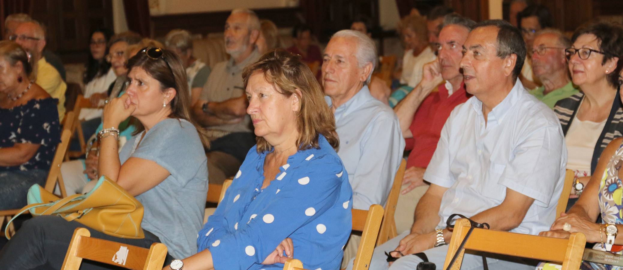 El autor riojano presentó su última novela, 'A merced de un dios salvaje en la Academia de Caballería, en un acto que sirvió como pistoletazo de salida de la nueva temporada del Aula de Cultura