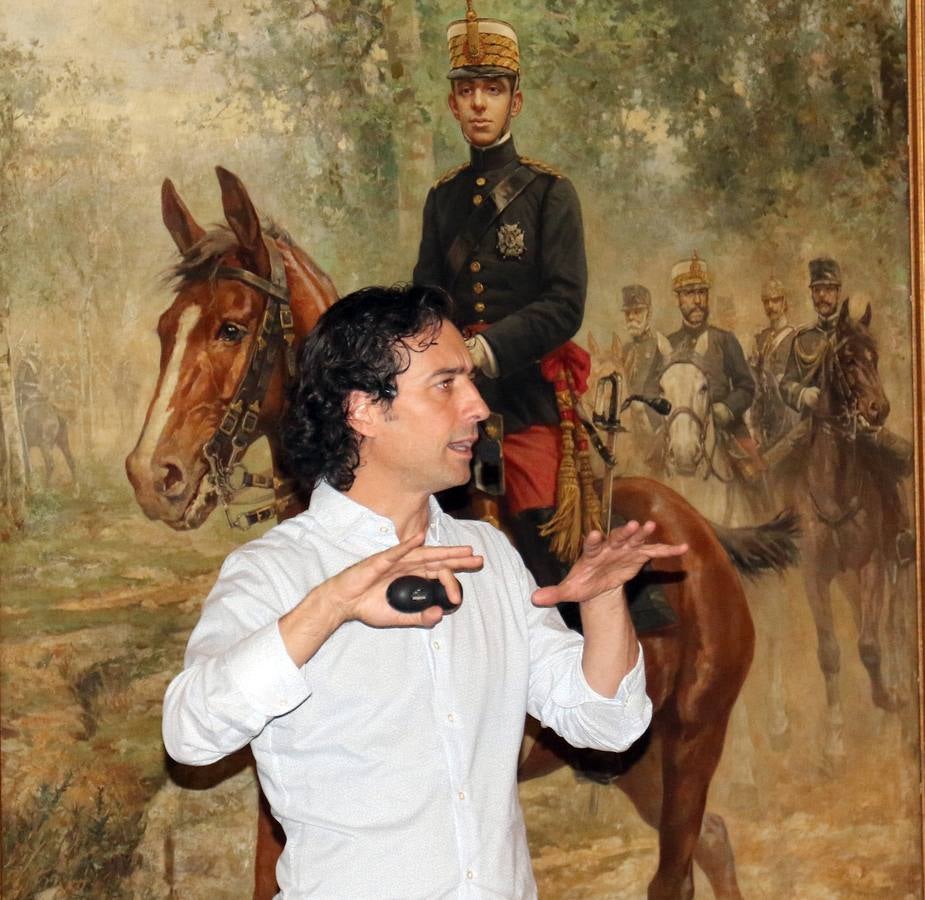 El autor riojano presentó su última novela, 'A merced de un dios salvaje en la Academia de Caballería, en un acto que sirvió como pistoletazo de salida de la nueva temporada del Aula de Cultura