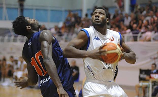 Aboubacar gana la posición ante un jugador del Melilla. 