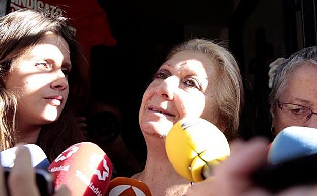 Pepi Santiago atiende a los medios de comunicación tras conocer la suspensión del desahucio.