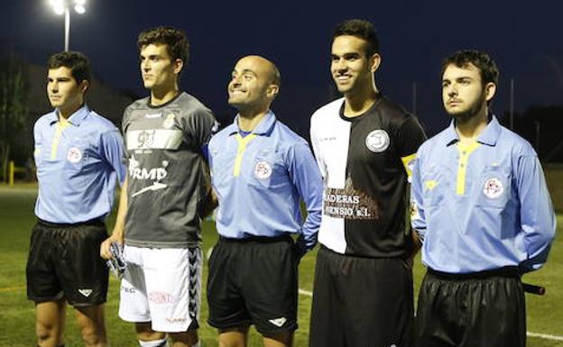 Antonio Paz, segundo por la derecha, capitán de Unionistas en 2014 en el partido ante la Cultural Leonesa.