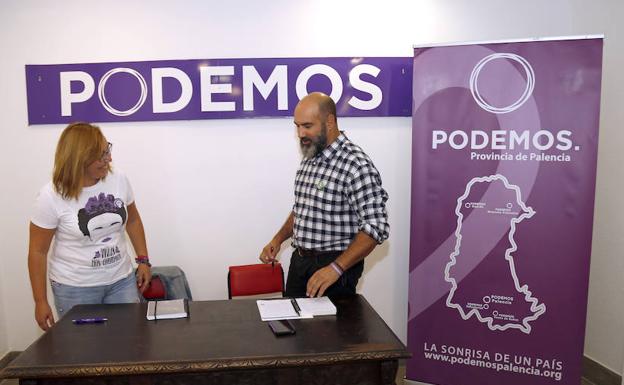 Virginia Blanco, de Podemos Venta de Baños, y el procurador por Palencia, Ricardo López, durante el acto en la sede de Podemos. 
