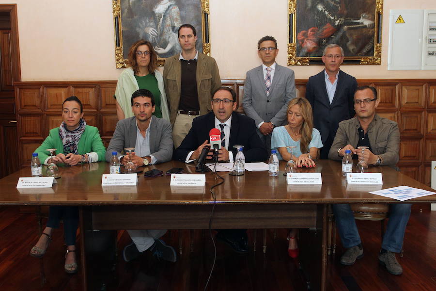 Ángeles Armisén, de pie a la izquierda, con el equipo de Alfonso Polanco en el Ayuntamiento. 
