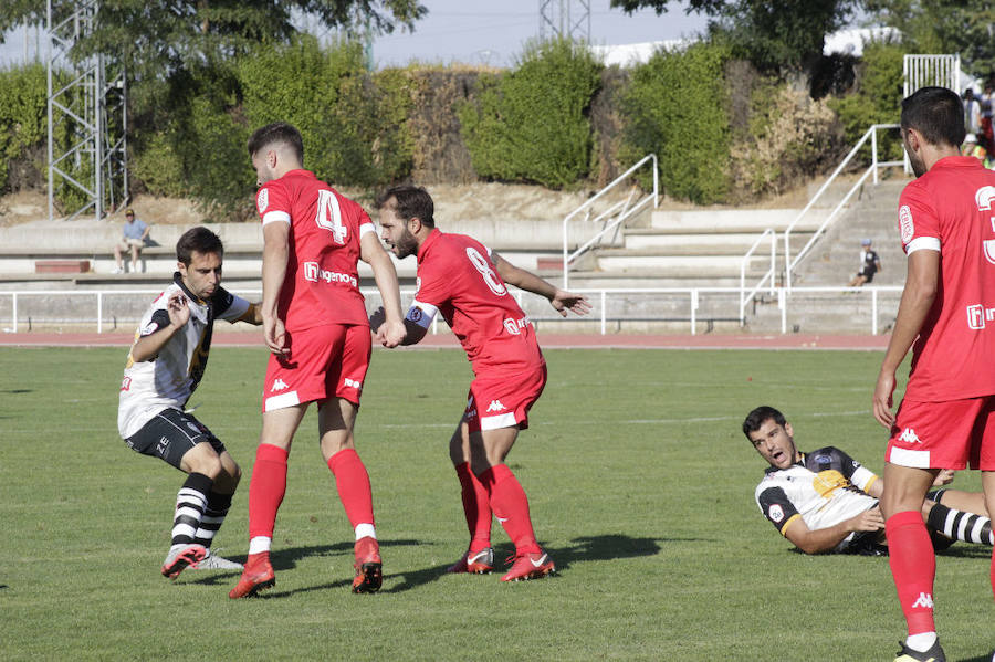 Fotos: Unionistas cae por la mínima ante la Cultural Leonesa (0-1)