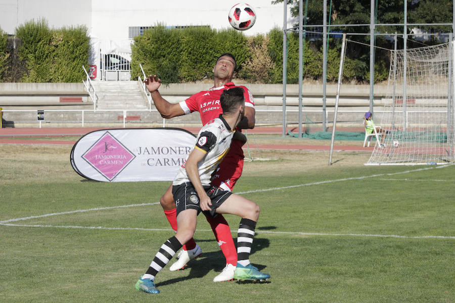 Fotos: Unionistas cae por la mínima ante la Cultural Leonesa (0-1)