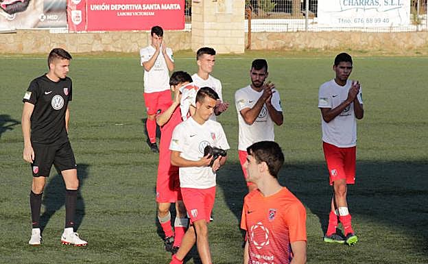 Los jugadores del Santa Marta se despiden de su afición tras la derrota ante el Burgos Promesas. 