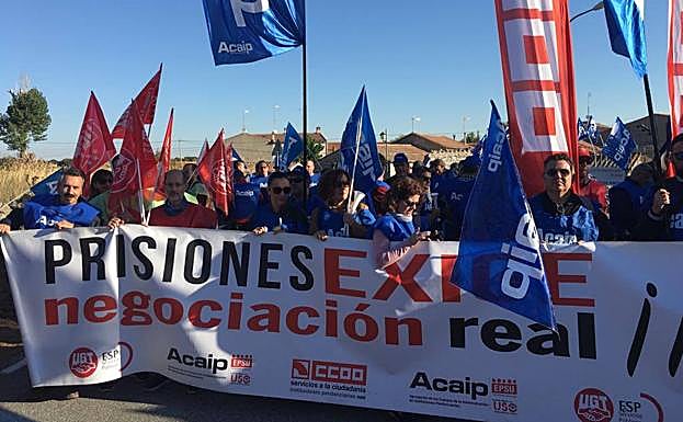 Unas 200 personas denuncian frente a la cárcel de Brieva la situación de sus trabajadores