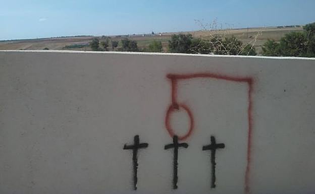 Imagen principal - Pintadas registradas en Castrejón de Trabancos durante el pasado 26 de septiembre. 