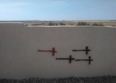 Imagen secundaria 1 - Pintadas registradas en Castrejón de Trabancos durante el pasado 26 de septiembre. 