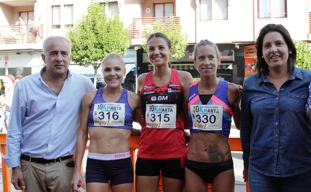 Las autoridades posan con las tres primeras féminas en la meta. 