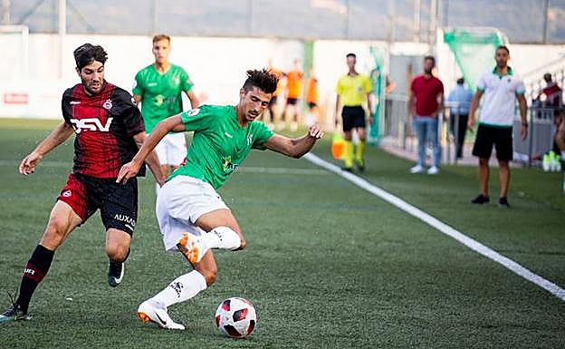 Ángel Sánchez, a la derecha en la banda, observa un recorte de Manu Dimas a un rival del Unión Adarve. 