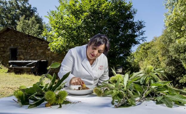 La cocinera zamorana Francisca Otero elabora un menú otoñal en un castañar en Ungilde, en Zamora. 