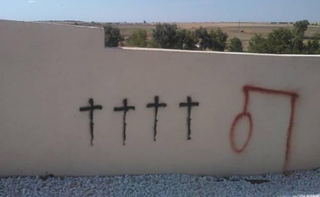 Una de las pintadas que han aparecido en el municipio.