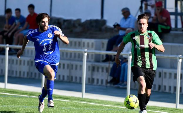 Demi persigue la pelota en el partido disputado en Los Llanos. 