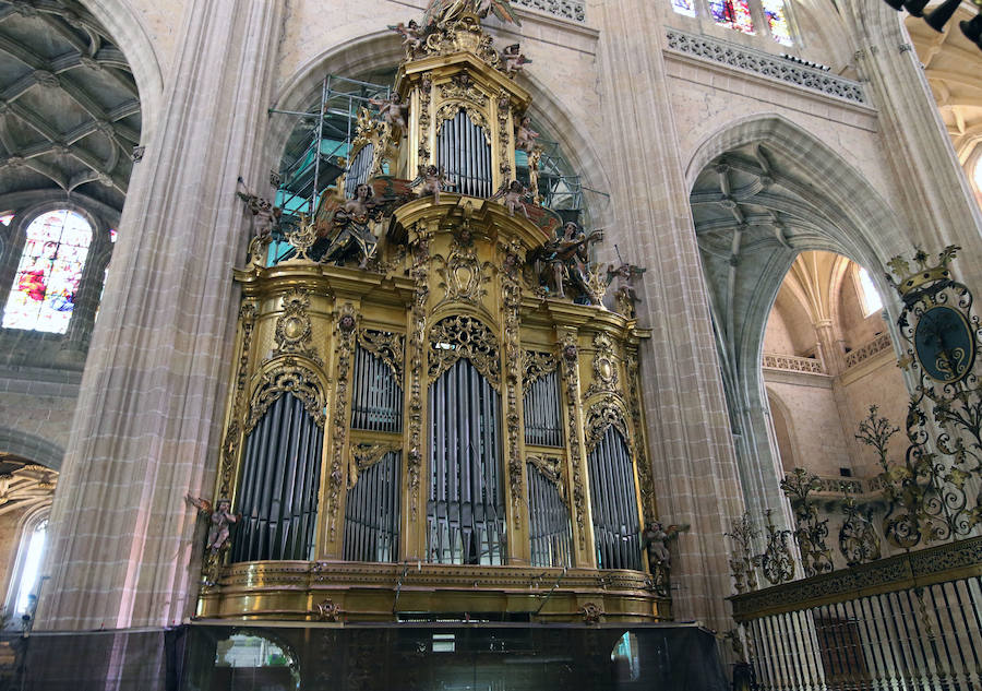 Fachada principal del órgano del Evangelio.
