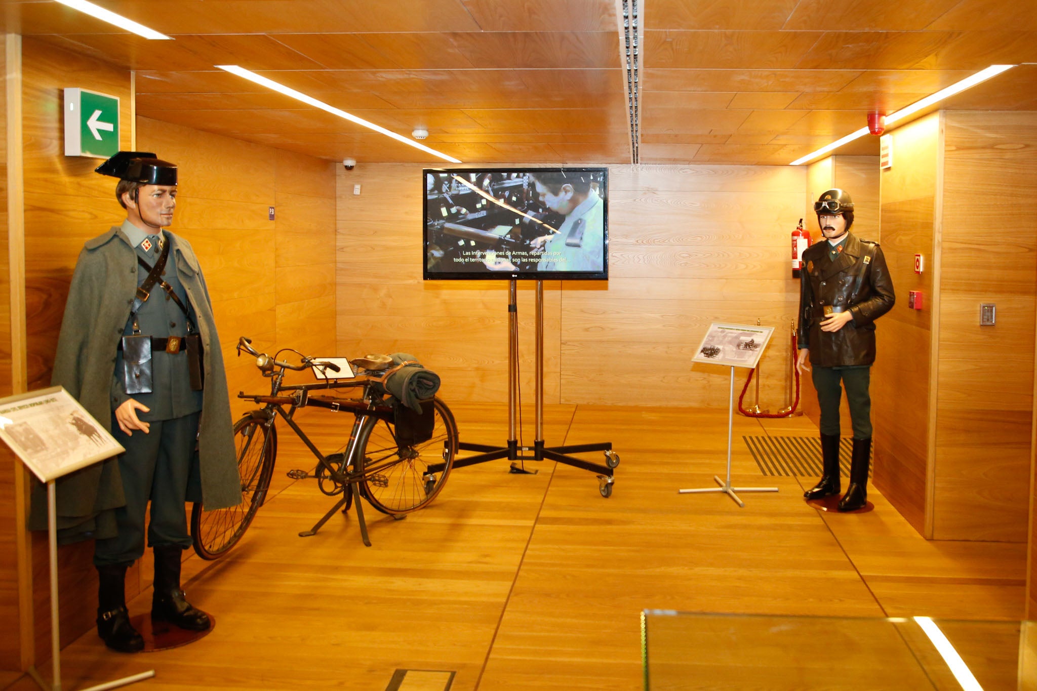 Fotos: Exposición sobre la historia de la Guardia Civil en Salamanca