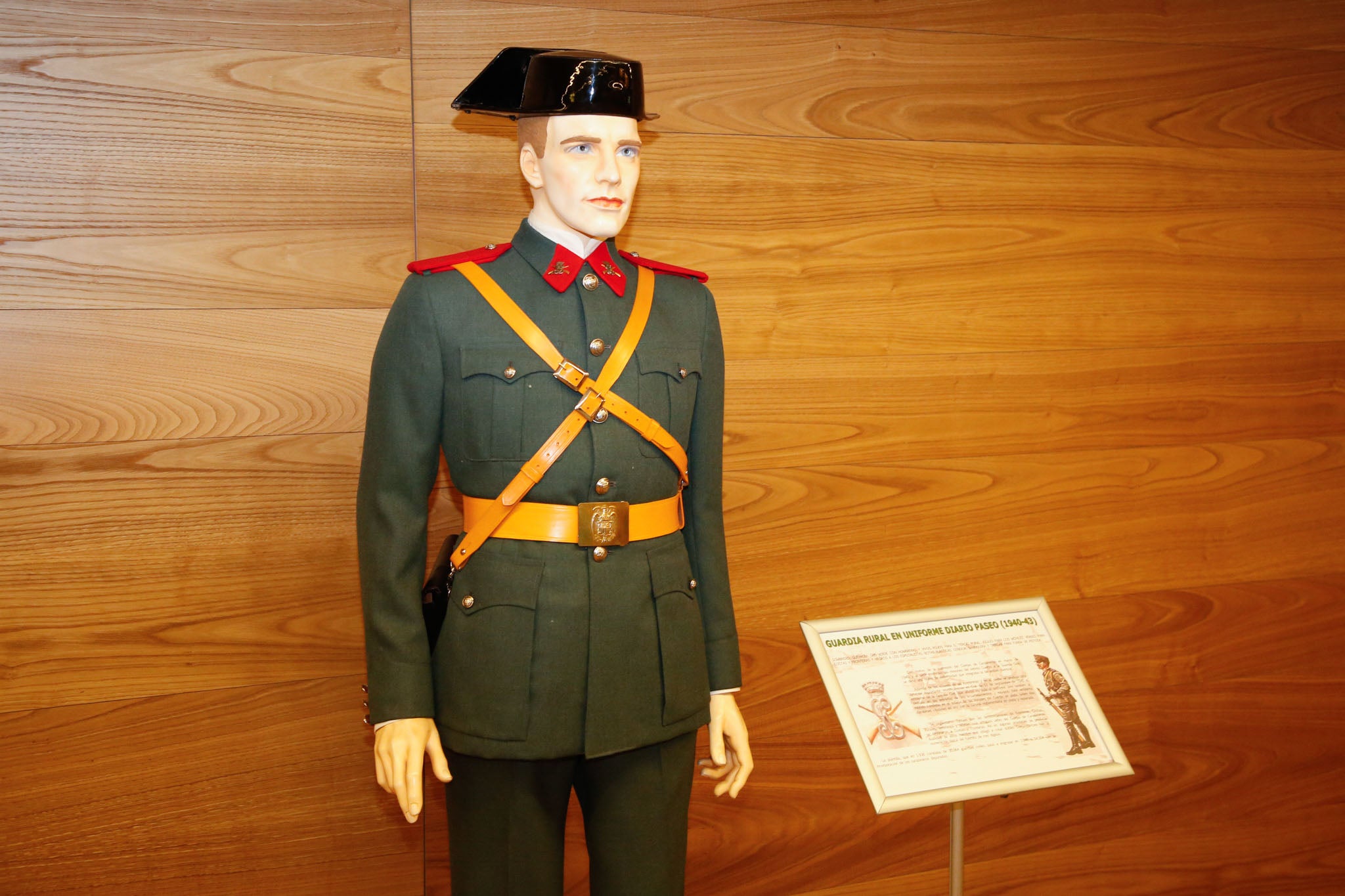 Fotos: Exposición sobre la historia de la Guardia Civil en Salamanca