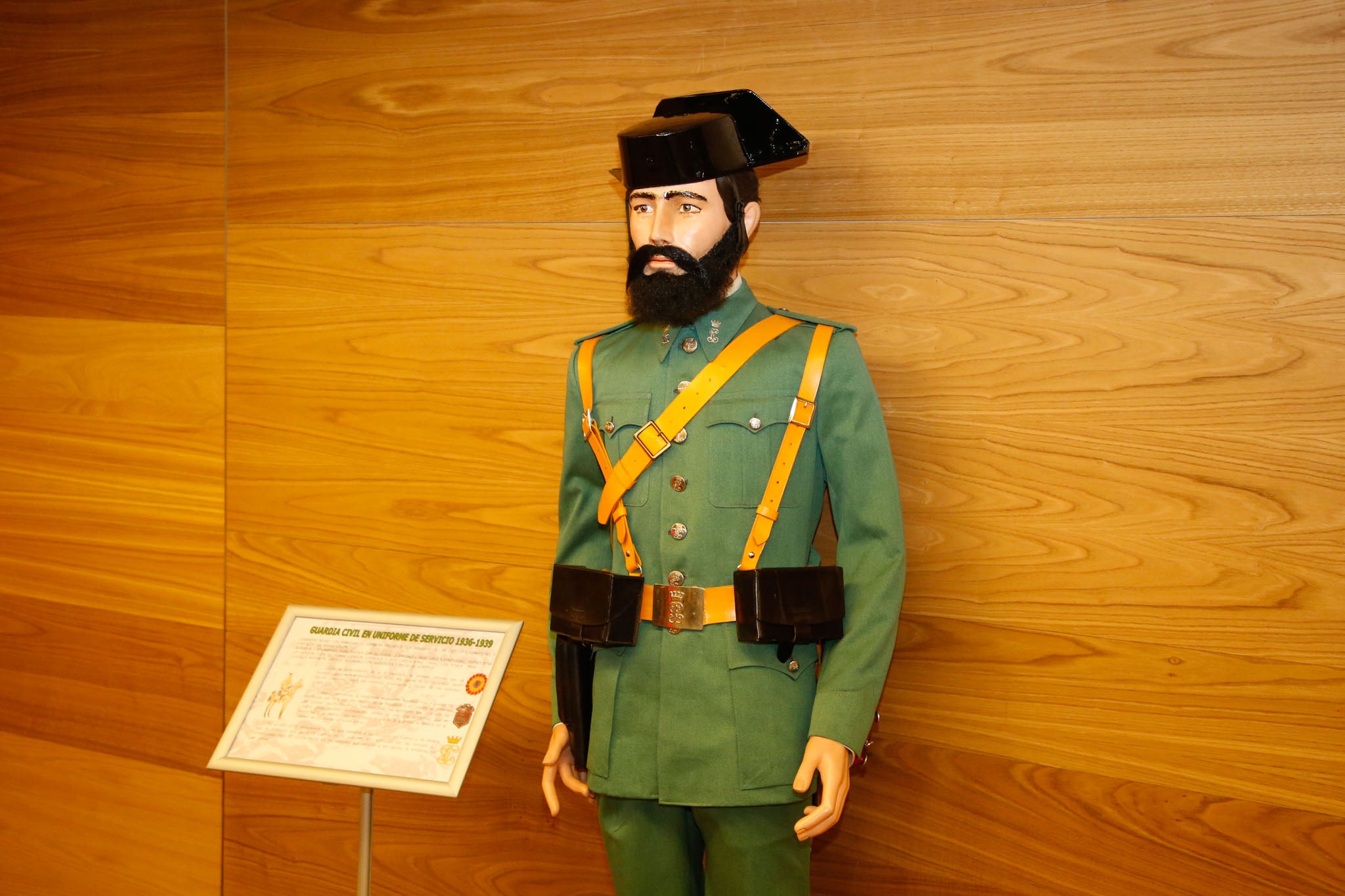 Fotos: Exposición sobre la historia de la Guardia Civil en Salamanca