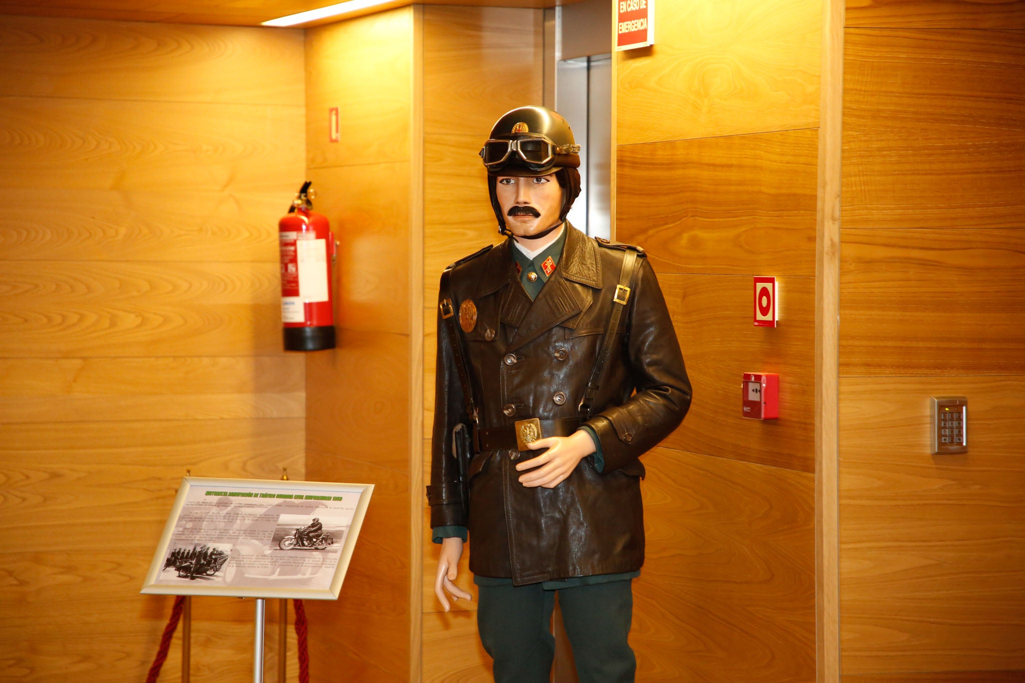 Fotos: Exposición sobre la historia de la Guardia Civil en Salamanca