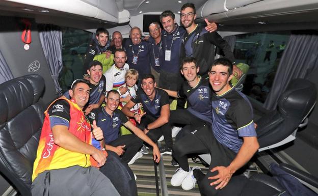 Javier Mínguez y su equipo de trabajo posa sonriente con los integrantes de la selección española. 