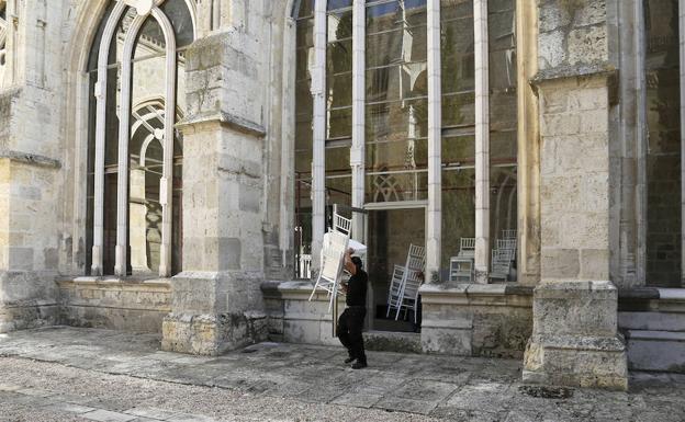 Un operario porta sillas para el concurso en el claustro de la catedral de Palencia.