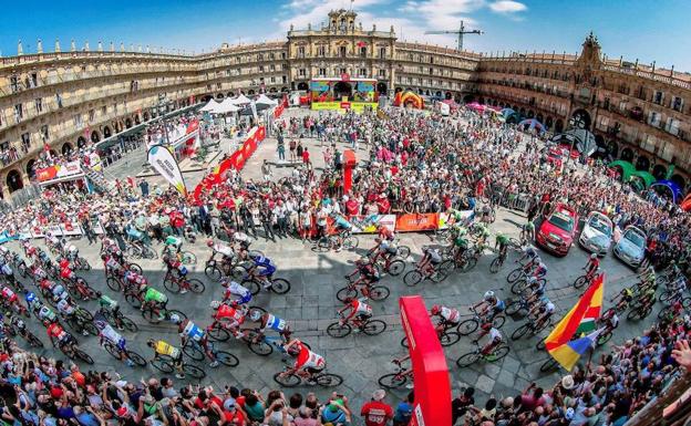 Esta es la fotografía del fotógrafo italiano Luca Bettini que se ha impuesto en el concurso de La Vuelta a España tomada en la Plaza Mayor de Salamanca en la salida de la 10ª etapa de La Vuelta 18.