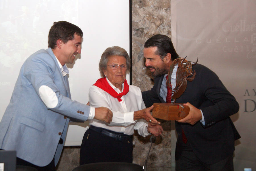 Jesús Salamanca, María Domeqc y su hijo Salvador de la Puerta, con el trofeo.