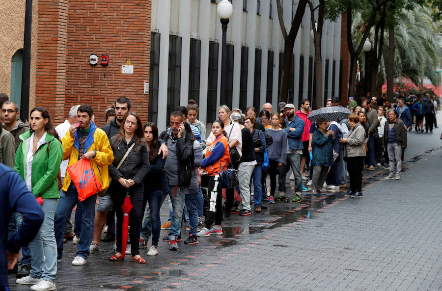 Minutos antes de la apertura de los colegios las colas empiezan a crecer. Desde la Generalitat se anuncia que no hará falta sobre para votar y que valdrán las papeletas imprimidas en casa.