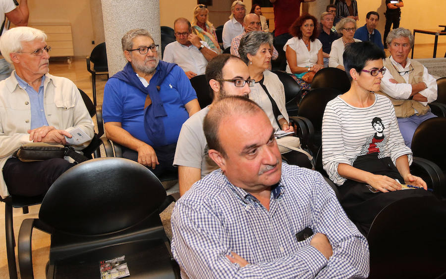 Algunos de los asistentes a la sesión inaugural de las Jornadas sobre el Acueducto, que han empezado este lunes en Segovia. 