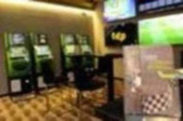 Rincón de apuestas deportivas en el CasinoRoxy, junto a un folleto sobre 'apuesta responsable'.