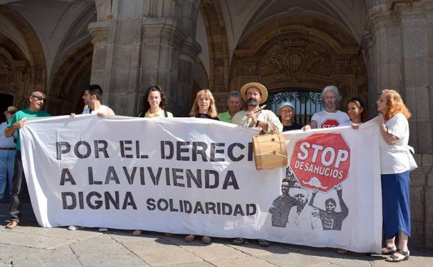 Concentración de Stop Desahucios ante el Ayuntamiento de Salamanca.