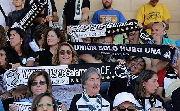 Seguidores de Unionistas ante la Cultural el pasado sábado. 