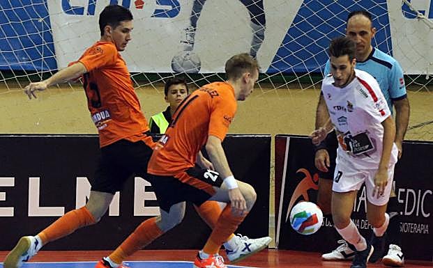 Álex Fuentes, durante el partido disputado frente al Aspil Vidal Ribera de Navarra.