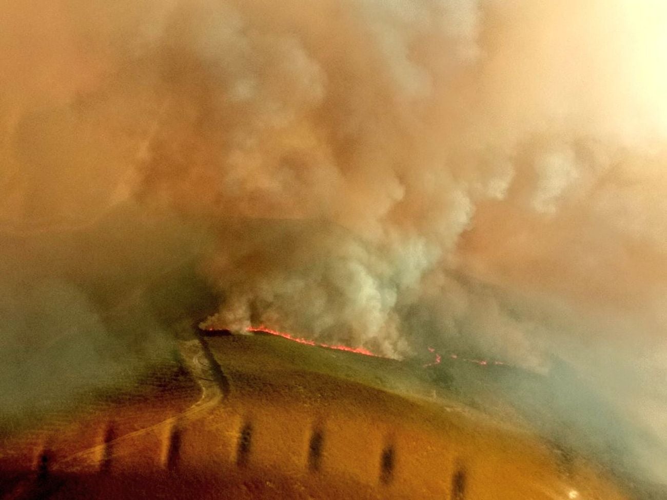 La alerta por el incendio tuvo lugar desde el municipio de Peranzanes, en el Valle de Fornela | Los vecinos vieron cómo las llamas no sólo se acercaban a esa zona sino que amenazaban el barrio de Prado