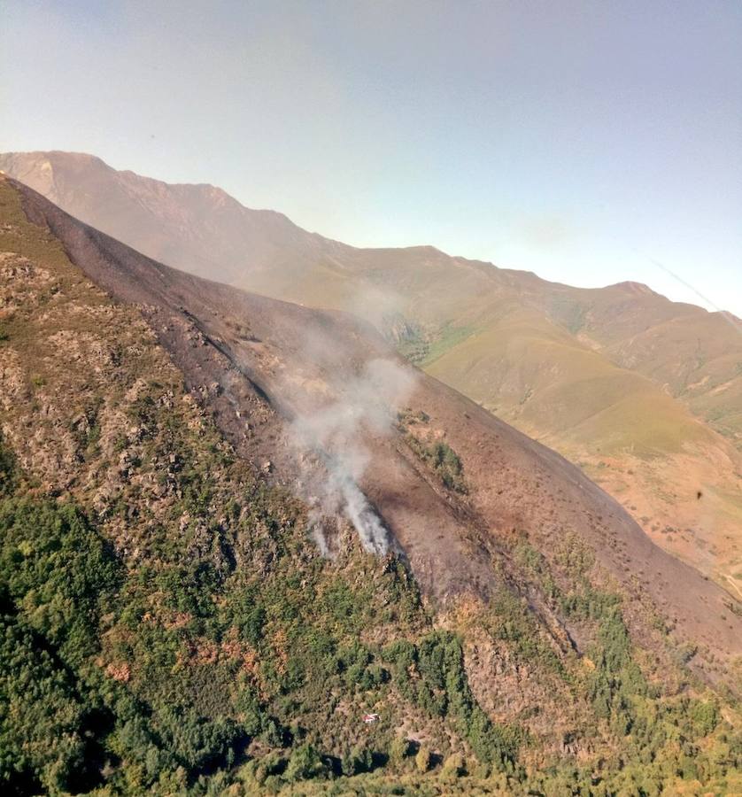 La alerta por el incendio tuvo lugar desde el municipio de Peranzanes, en el Valle de Fornela | Los vecinos vieron cómo las llamas no sólo se acercaban a esa zona sino que amenazaban el barrio de Prado