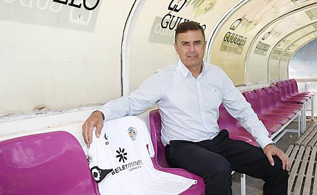 José Miguel Campos en el banquillo del Helmántico. 