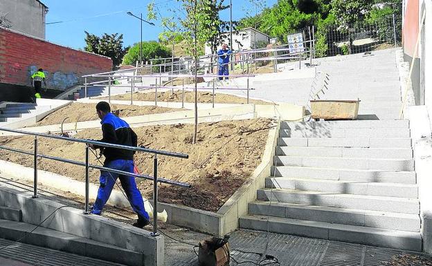 Las escalera y la rampa de la calle Enamorados.